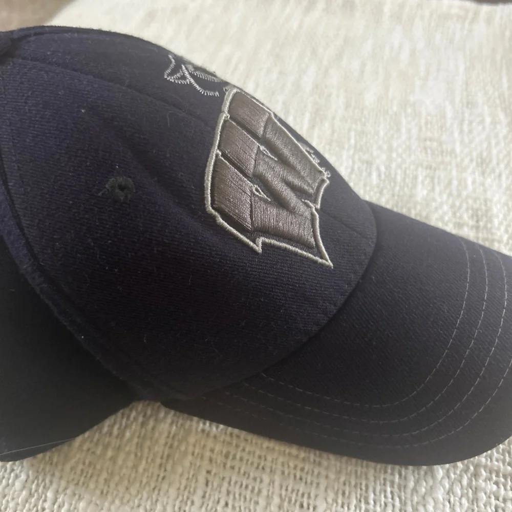 Wisconsin Badgers Navy Blue Cap with Embroidered Design youth Fitted Small